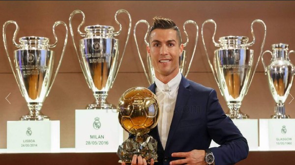 Las 12 fotos de Cristiano Ronaldo recibiendo el cuarto Balón de Oro