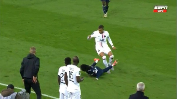 FOTOS: Alberth Elis anota, deja en el suelo a Keylor Navas y así fue el enfrentamiento con Mbappé