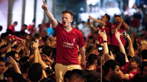 Madrid completamente roja: Así celebraron los hinchas del Liverpool la sexta Champions