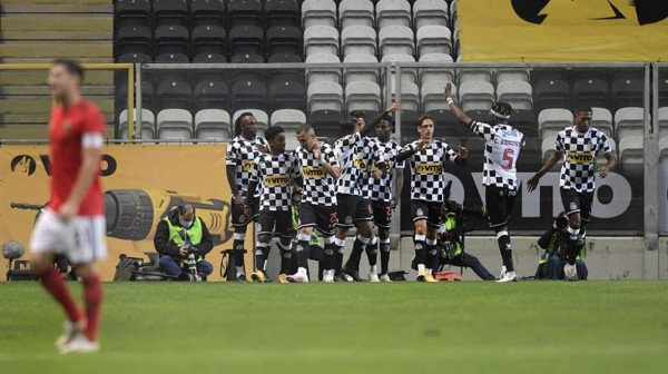 ¡Euforia y júbilo! El festejo del Boavista al vencer a Benfica con Alberth Elis como el mejor del partido