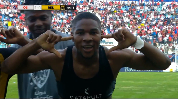 Yeison Mejía celebrando su gol de tiro a lo Memphis Depay.