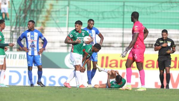Cristian Sacaza le pidió el balón a Maxi Pérez para él ejecutar el lanzamiento penal.