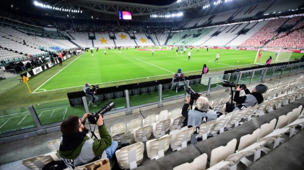 Así se verían los equipos de futbol con un traje especial para combatir el coronavirus