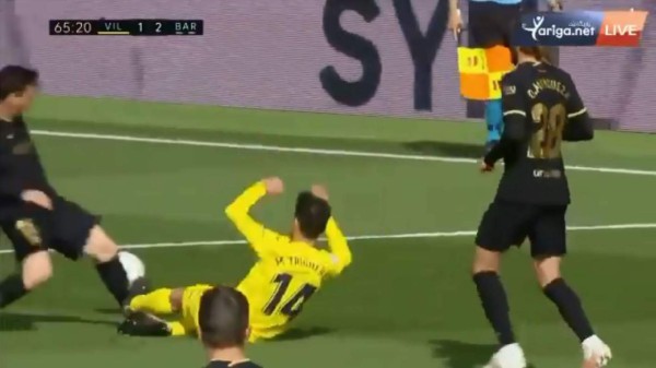 En fotos: Entrada brutal a Messi en el Villarreal-Barcelona que dio el susto tras sus quejas de dolor