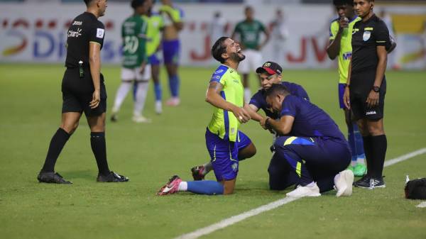 Nelson Múñoz tuvo que ser atendido por un golpe en el dedo de la mano derecha.