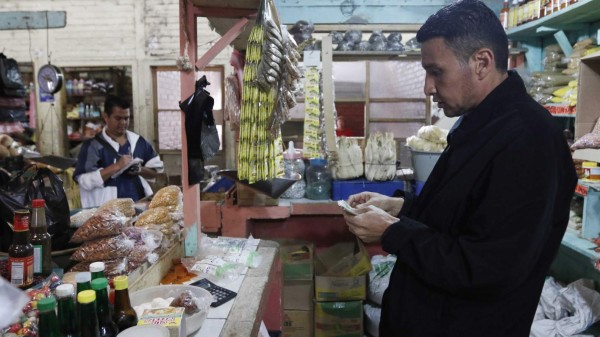 Así es la vida de 'Maco' Mejía alejado de los lujos y en medio de un mercado en Honduras