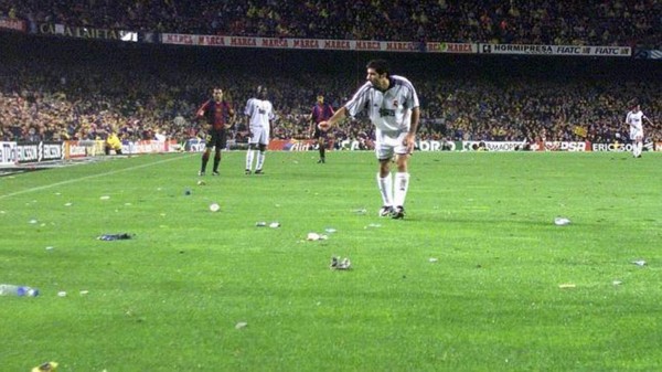 Las terribles imágenes que dejó la traición de Figo al Barcelona