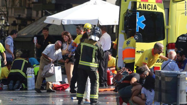 FOTOS: Las impactantes imágenes del atentado terrorista de Barcelona