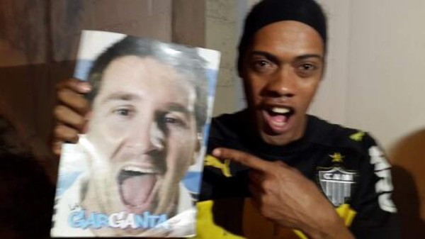 Increíble: Este es el doble que utilizó Ronaldinho para despistar a la prensa