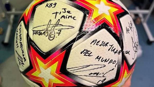 La pelota que se llevó a casa el galo Karim Benzema.