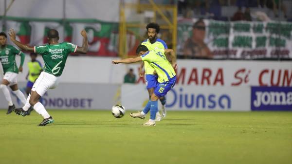 Remate al arco de los Potros por parte de Christian López.