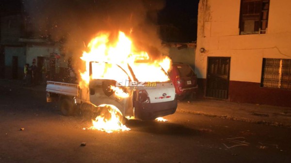 ¡Desmayados, disparos y gas lacrimógeno! El relajo en las afueras del Estadio Nacional