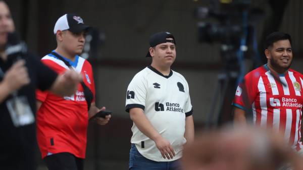 La afición del Olimpia haciéndose sentir en el estadio sampedrano. FOTOS: Cortesía de Mauricio Ayala.