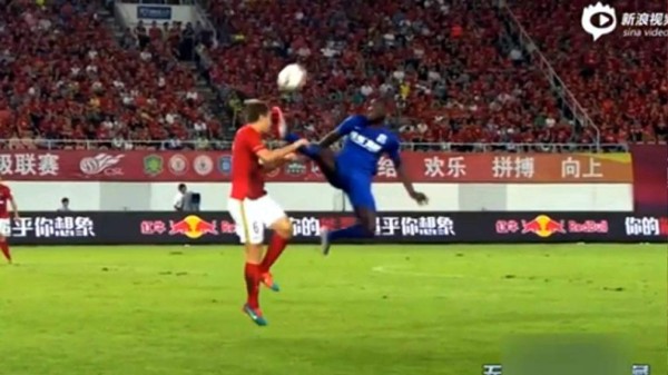 FOTOS: Las mejores 'barridas al pecho' del fútbol