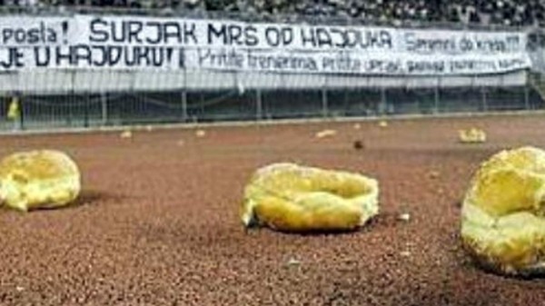 TOP: Las cosas más raras que han lanzado a un campo de fútbol