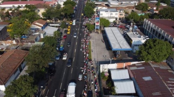 Descontrol y desorden en El Salvador de ciudadanos buscando subsidio aprobado por gobierno de Bukele