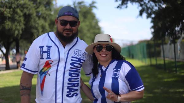 Los aficionados catrachos están llegando muy identificados al estadio. Foto: Mauricio Ayala, enviado especial.