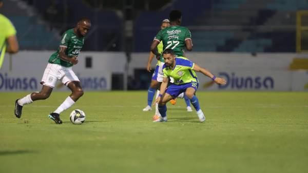 Gerson Chávez recibe la marca de Omar Elvir.