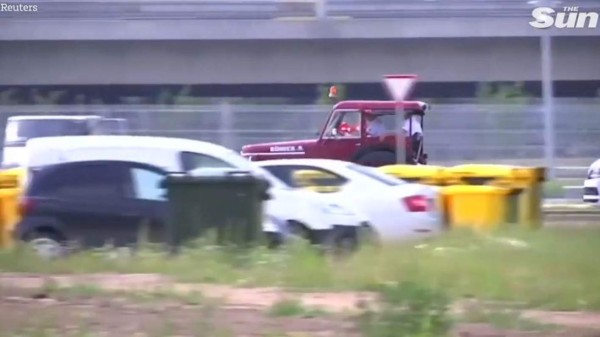 Un tractor y 1,200 millas: La curiosa historia de tres amigos para llegar a Rusia 2018