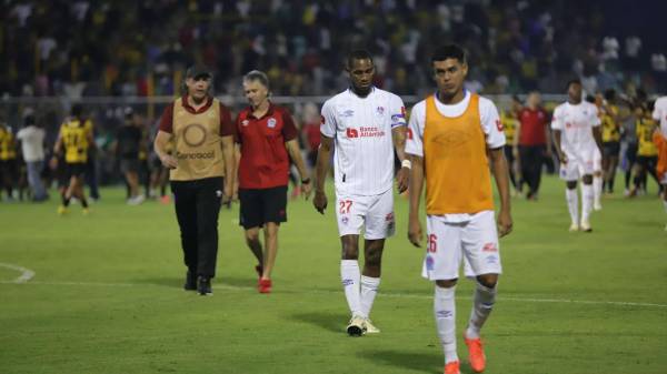 Los jugadores y plantel olimpista salieron cabizbajos.