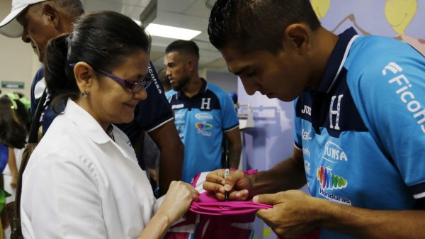 La Selección de Honduras emociona a los niños de la Fundación Ruth Paz