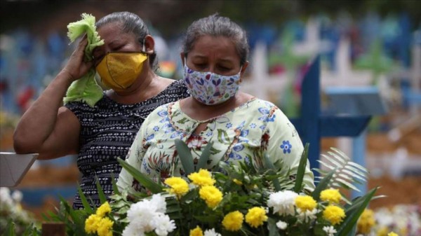 Talan bosque tropical en Manaos, Brasil para abrir cientos de tumbas por muertes de coronavirus