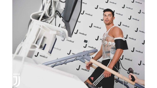 El saludo con Higuaín, la 'ola' de abrazos y el hermoso gesto, así fue la vuelta de Cristiano a la Juventus&nbsp;&nbsp;