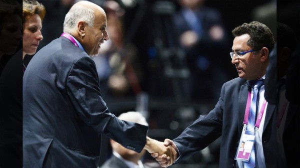 Apretón de manos de los presidentes de las federaciones israelí y palestina