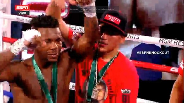 En pie hasta el final y gran gesto del rival: Las mejores fotos de la pelea entre 'Escorpión' Ruiz y Flores Jr