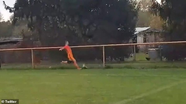 Escándalo: Futbolista croata fue expulsado por matar a una gallina en pleno partido