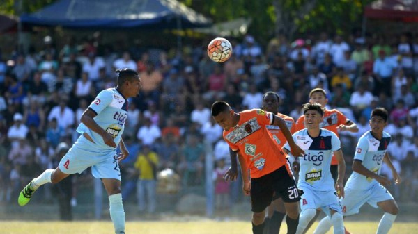 Los feos y raros estadios en El Salvador, Nicaragua y Guatemala