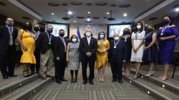 ¡Chelato y DIEZ entre los protagonistas! Así fue la entrega de los Premios Parlamentarios a los periodistas más destacados del 2021&nbsp;&nbsp;