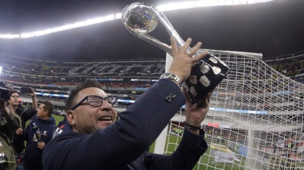 Antonio Mohamed rompe en llanto tras cumplir su promesa en la final de la Liga MX