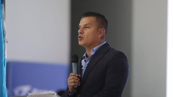 Luis Guifarro y su discurso a los estudiantes de la UNITEC.