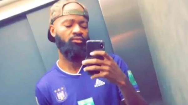 Su equipo no lo quiere vender, se va al entreno con la camisa del rival y todo acaba en pelea