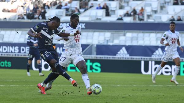 Alberth Elis se luce con gol y asistencia en apretado triunfo del Girondins de Burdeos sobre Racing de Estrasburgo