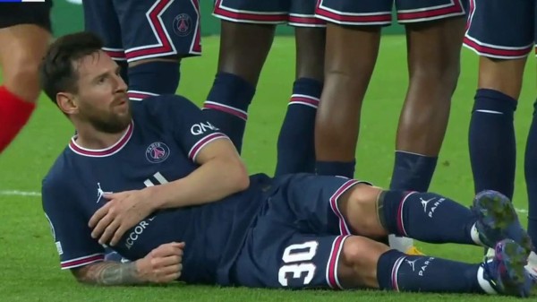 Tumbado en la barrera: las insólitas imágenes de Messi en el triunfazo del PSG sobre el Manchester City