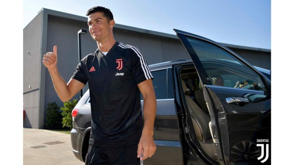 El saludo con Higuaín, la 'ola' de abrazos y el hermoso gesto, así fue la vuelta de Cristiano a la Juventus&nbsp;&nbsp;