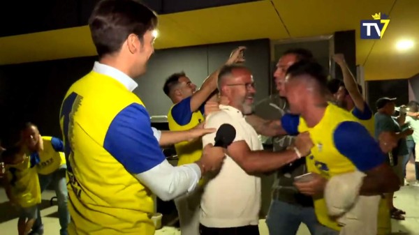 ¡A Primera oé! Las imágenes del eufórico festejo del Cádiz del Choco tras sellar el ascenso