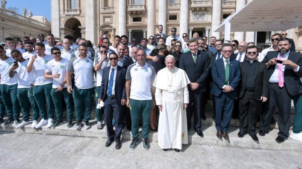 A handout picture released by the Vatican press office Osservatore Romano shows Pope Francis (C) posing with members of Brazil's Chapecoense football team during his weekly general audience at St Peter's Square in the Vatican on August 30, 2017.On their way to the Copa Sudamerica final to play Atletico Nacional last November, 19 Chapecoense players and 24 club officials were amongst 71 people killed when their plane crashed in Colombia. / AFP PHOTO / OSSERVATORE ROMANO / HO / RESTRICTED TO EDITORIAL USE - MANDATORY CREDIT 'AFP PHOTO / OSSERVATORE ROMANO' - NO MARKETING NO ADVERTISING CAMPAIGNS - DISTRIBUTED AS A SERVICE TO CLIENTS