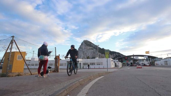 Se quitaron la mascarilla: el oasis donde la gente ya está vacunada contra el Covid-19 y todo volvió a la normalidad
