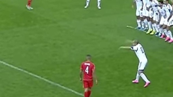 INCREÍBLE: Jugador de Israel realiza un ritual en pleno tiro libre de Gareth Bale