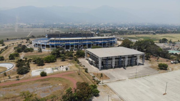 Así se ve el estadio Olímpico con los contenedores fríos para albergar cadáveres por coronavirus