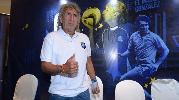 'Mágico' González, 'desbordado' por la admiración eterna del Cádiz