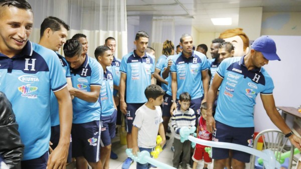 La Selección de Honduras emociona a los niños de la Fundación Ruth Paz