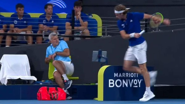 Nunca antes visto: Tenista griego revienta su raqueta, golpea a su papá y su madre lo regaña
