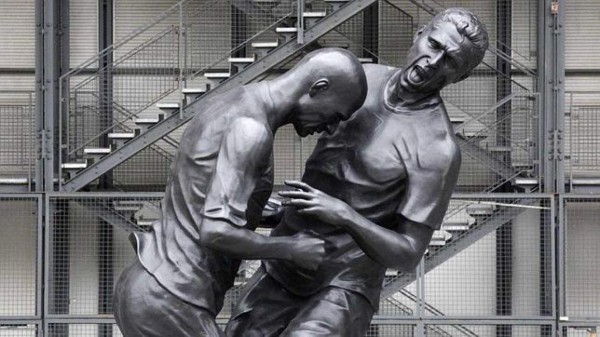 ¿Cuál se parece más? Las estatuas en honor a futbolistas históricos