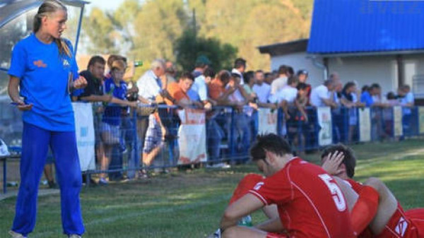 Ex miss dirige a un club de fútbol masculino.