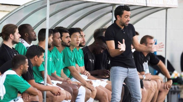 Insultos y patadas: Xavi Hernández explota en su debut oficial como entrenador