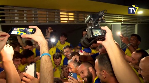 ¡A Primera oé! Las imágenes del eufórico festejo del Cádiz del Choco tras sellar el ascenso